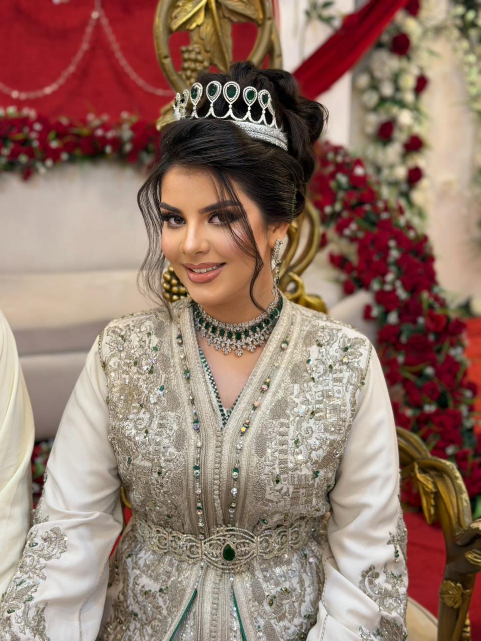 La mariée, couronne émeraude et caftan brodé